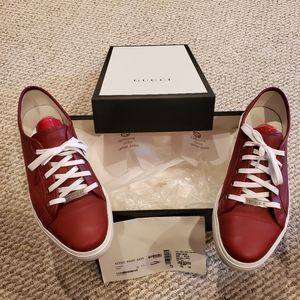 Authentic pair gucci low sneakers (gently used)